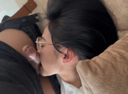 Em sinh viên kính cận mút phê quá vứt kính sang bên luôn